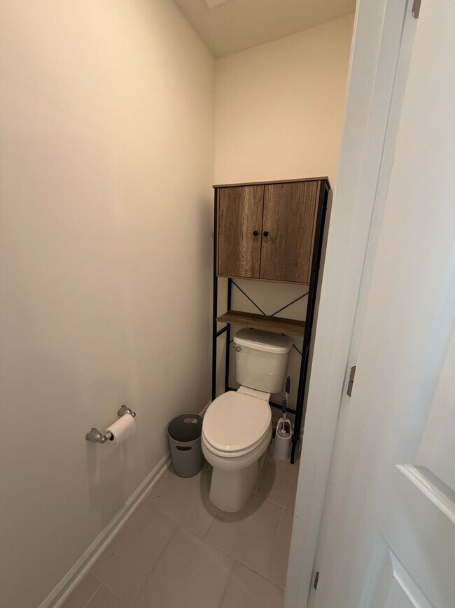 Building Photo - Beautiful 3 Bed / 2.5 Bath Townhome in Foxbank Plantation