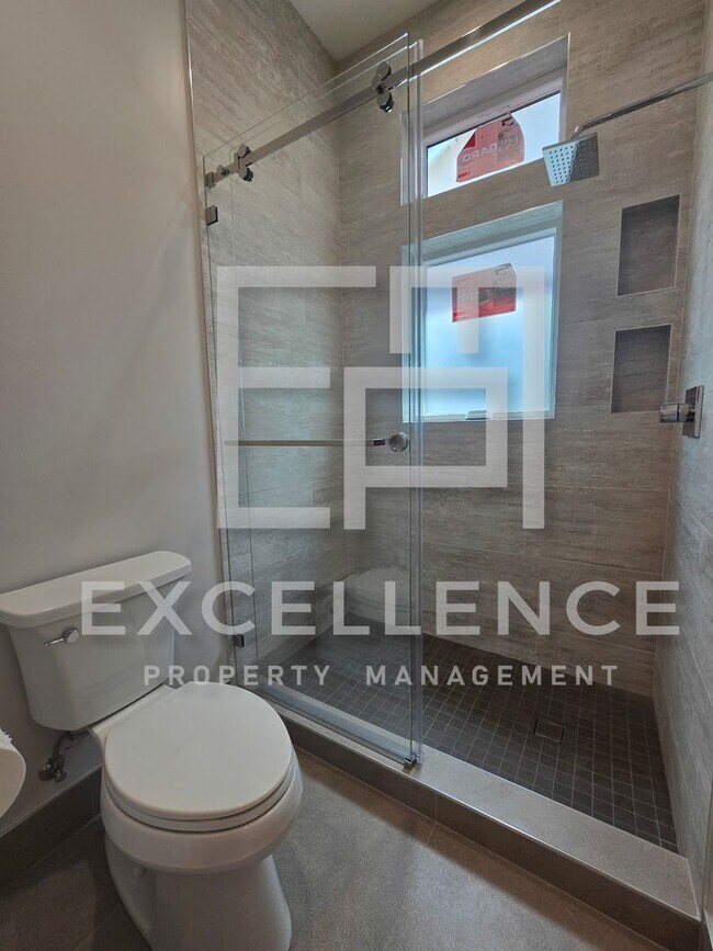 Building Photo - Brand New Build 5/5 Home & 2/2 Cottage - C...