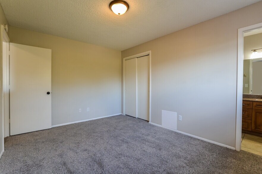 Building Photo - 490 Chicago Woods Cir