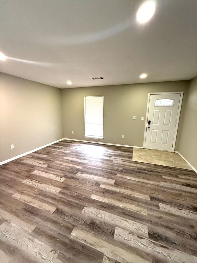 Building Photo - ** 4 Bed 2 Bath located in Montgomery East ** Call 334-366-9198 to schedule a self tour