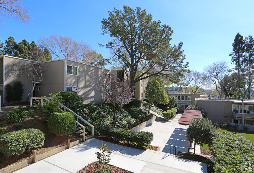 Primary Photo - Forest Glenn Apartments