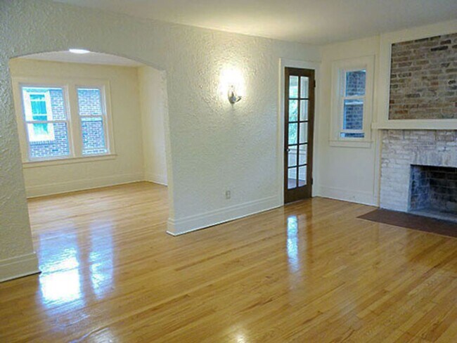 Building Photo - Available 6/1/26 Newly Renovated Spacious ...