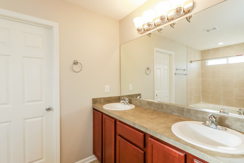 Building Photo - 2608 Royal Pointe Dr