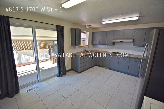 Building Photo - Stunning 2 Bed Riverdale Top Floor Unit! N...