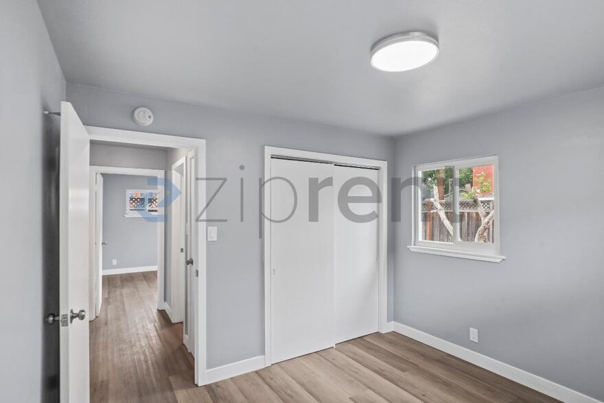 Building Photo - 743 Miller St