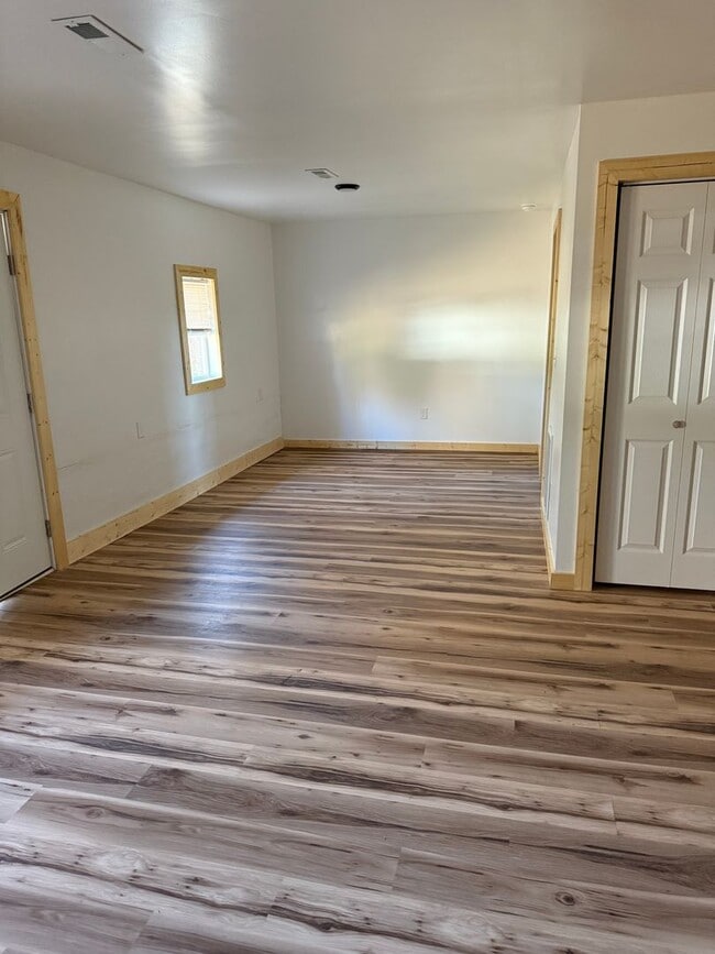 Building Photo - Harriman 37748 - 1 Bedroom, 1 bath Duplex - Call Lisa Vineyard or Shannon Russell 865-216-9334