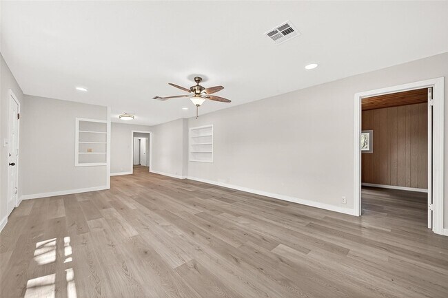 Building Photo - 815 Brooks Ave