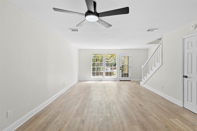 Building Photo - 2030 Plantation Dr