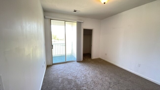 Building Photo - SPECIAL!  2 Bedroom/2 bath Condo; 1/2 off rent second month