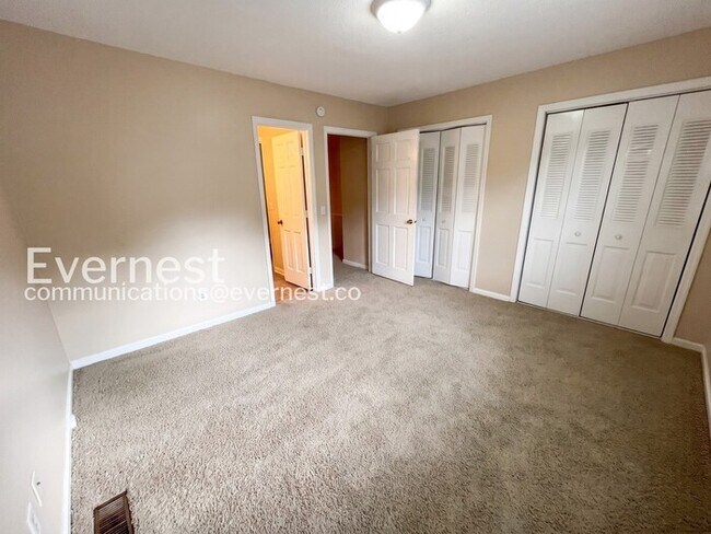 Building Photo - 2 Bed/1.5 Bath Townhome with Off-Street Parking / Pet-Friendly / Coming Soon!