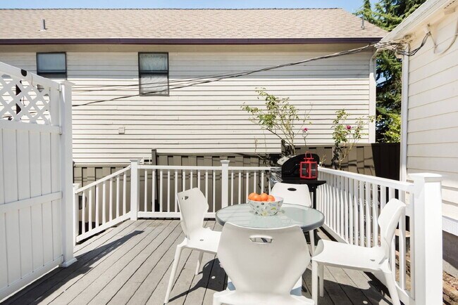 Building Photo - Adorable 1 Bed 1 Bath Cottage, 2 Blocks From Greenlake!