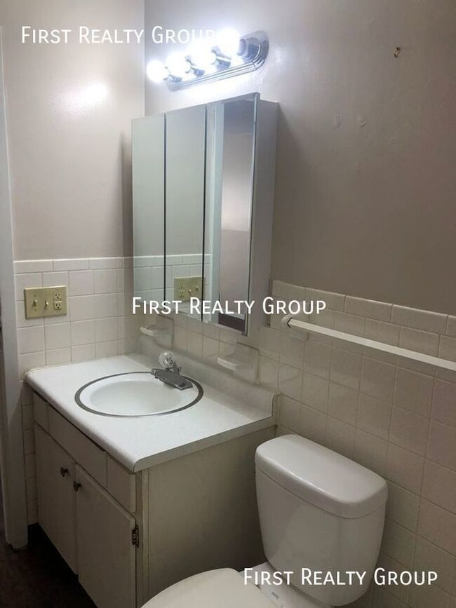 Building Photo - 1 Bedroom Downstairs Apartment for Rent, M...