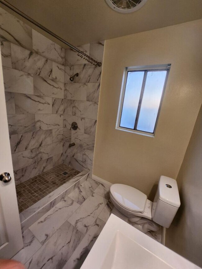 Building Photo - 642 Lemar Park Dr