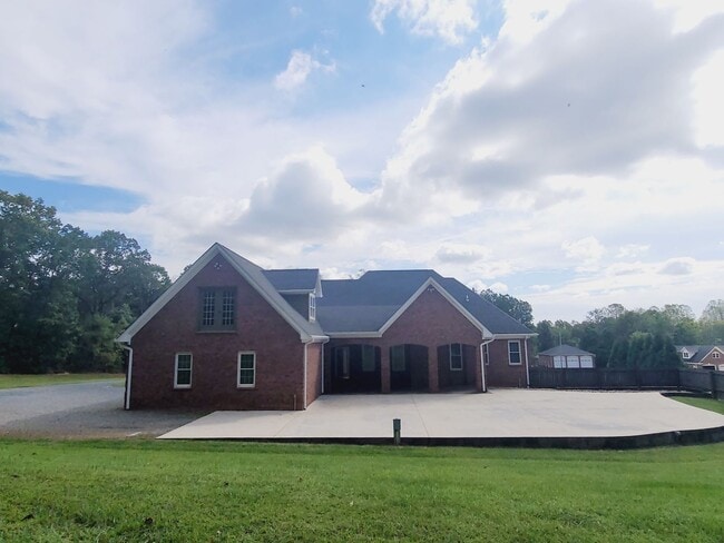 Building Photo - Beautiful Brick Ranch in Campbell County