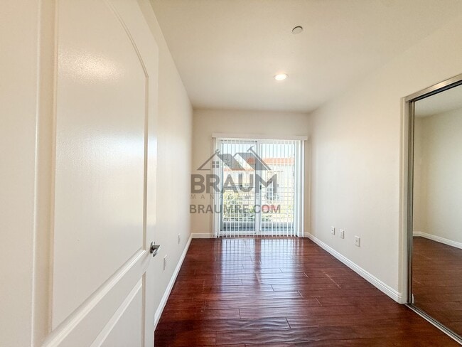 Building Photo - 332 S Virgil Ave