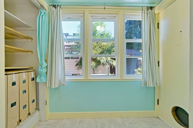 Building Photo - Vibrant Seattle Home