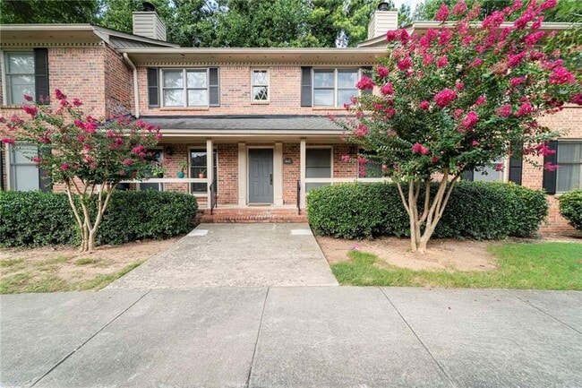 Building Photo - 1831 Briarcliff Cir