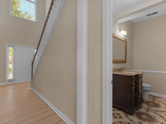 Building Photo - 362 Interlake