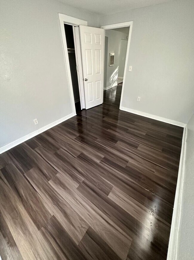 Building Photo - Fully Renovated 2/1 Single Family Available Now!