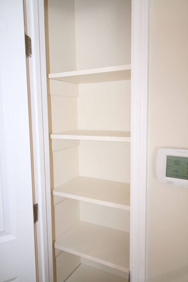 Building Photo - 402 Greenlawn Ct
