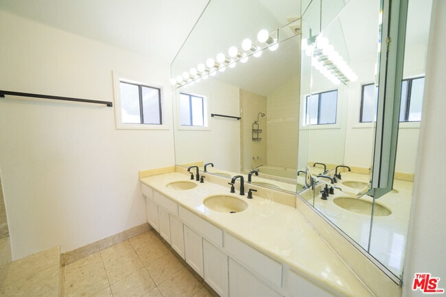 Building Photo - 728 Montecito Dr