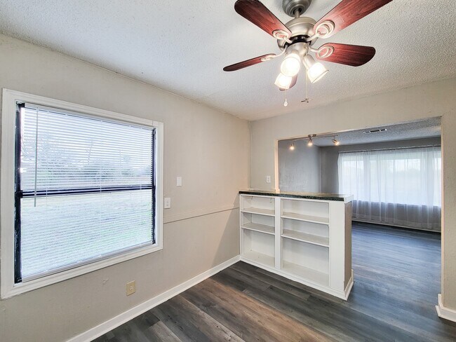 Building Photo - 4817 Lawndale St