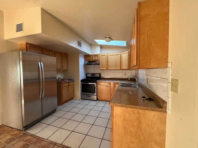 Building Photo - 3 bedroom 1 bath home with yard and covered parking