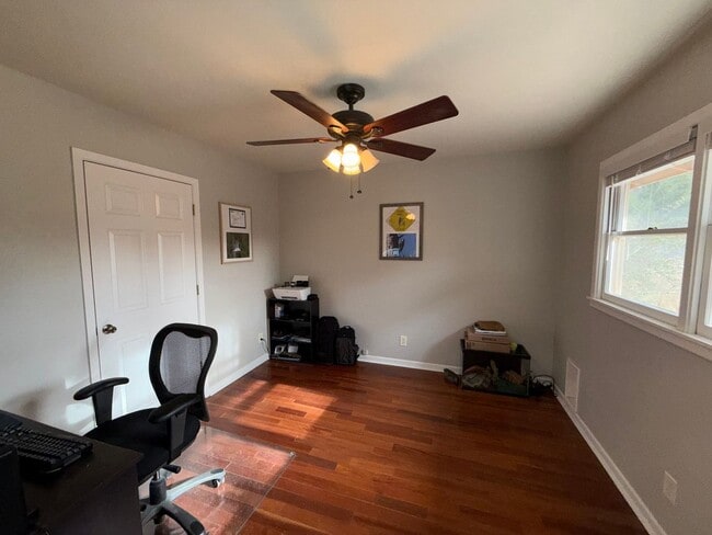 Building Photo - Spacious 3 Bedroom 2 Bath home AVAILABLE NOW!