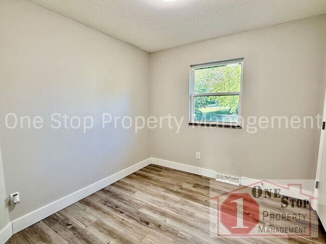 Building Photo - 4-Bedroom, 2.5-Bathroom home in Independence