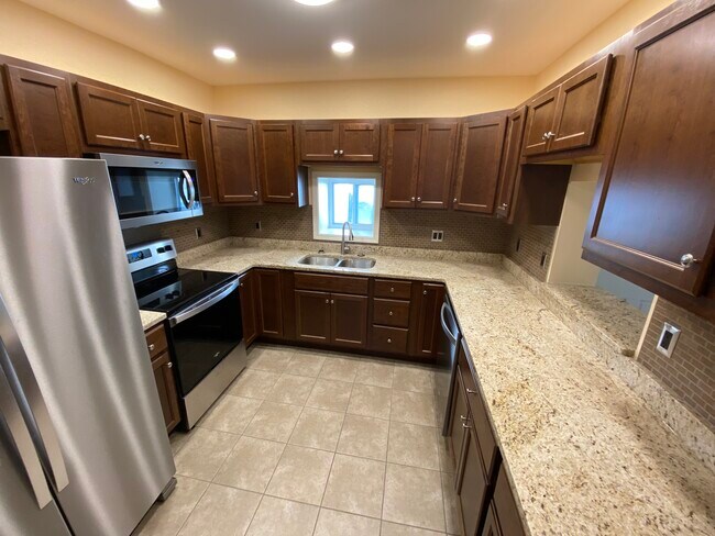 Kitchen fully equipped - 1911 Scott Blvd
