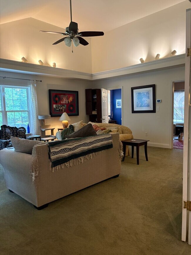 Building Photo - Large, private home in Rivercliff