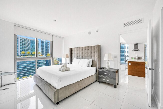 Building Photo - 485 Brickell Ave