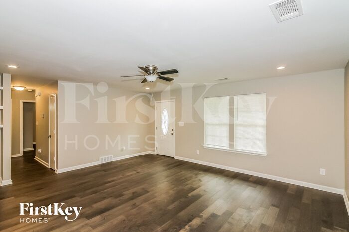 Building Photo - 6301 Green Grove Dr
