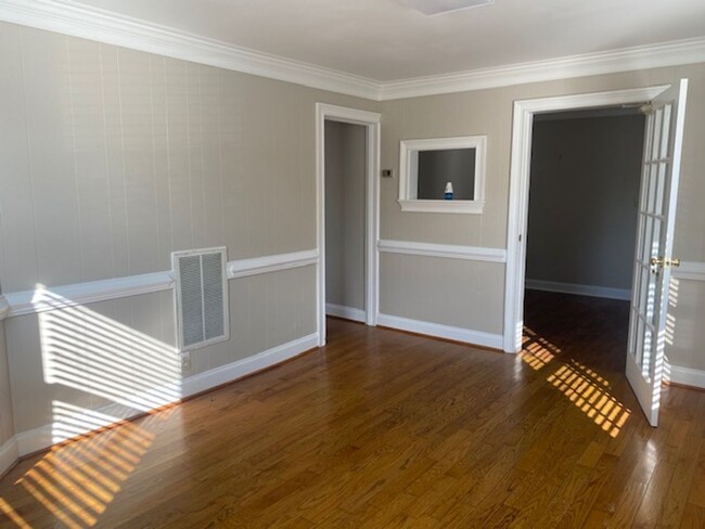 Building Photo - Ready for new tenants June 2025! Downtown ...