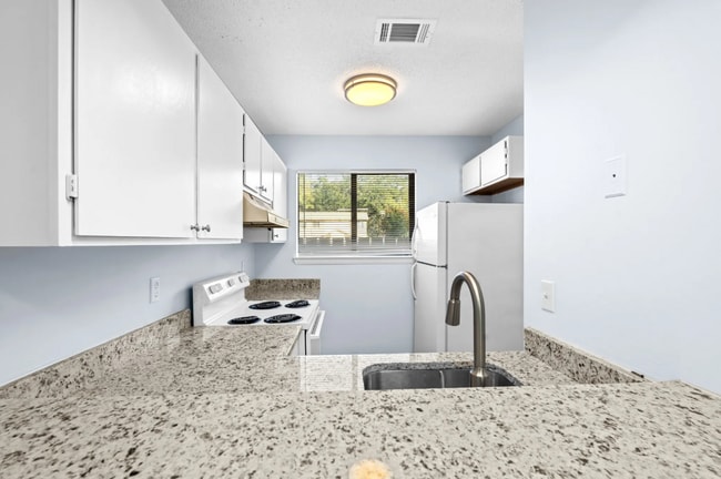 Building Photo - Dogwood Apartments