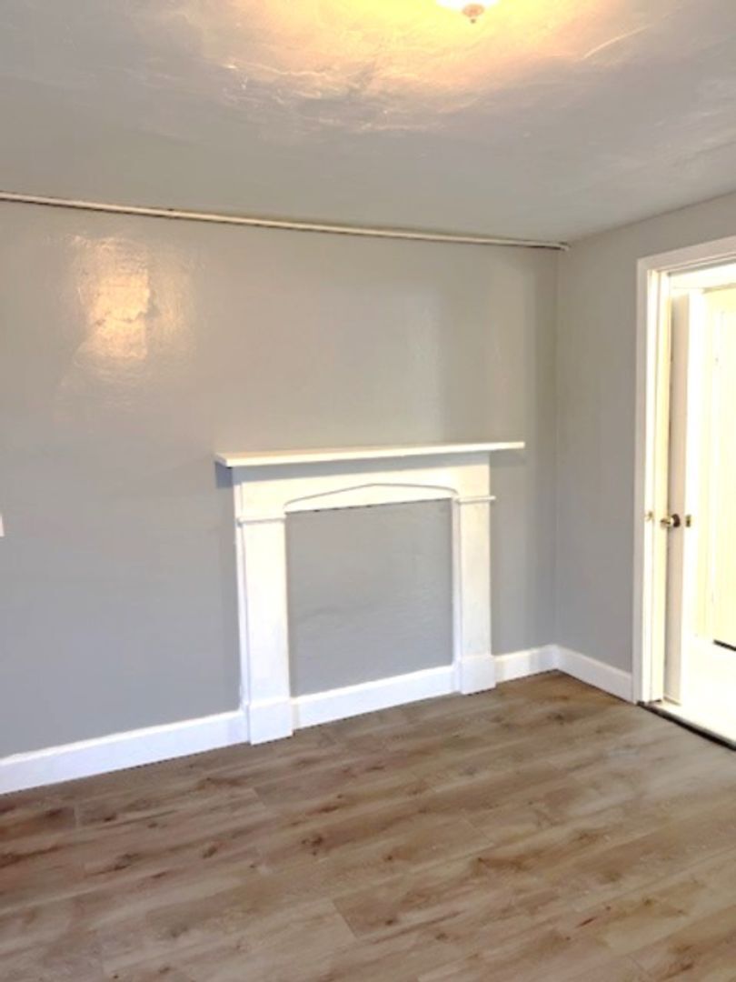 Building Photo - 1295 Main St