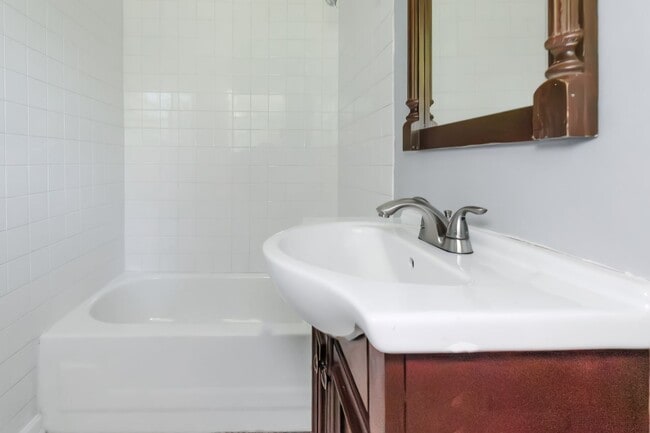 Building Photo - Spacious 4 Bed 3 Bath SFH!