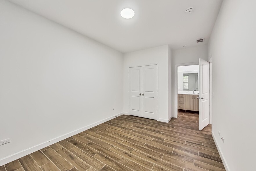 Building Photo - 5126 S Kenwood Ave