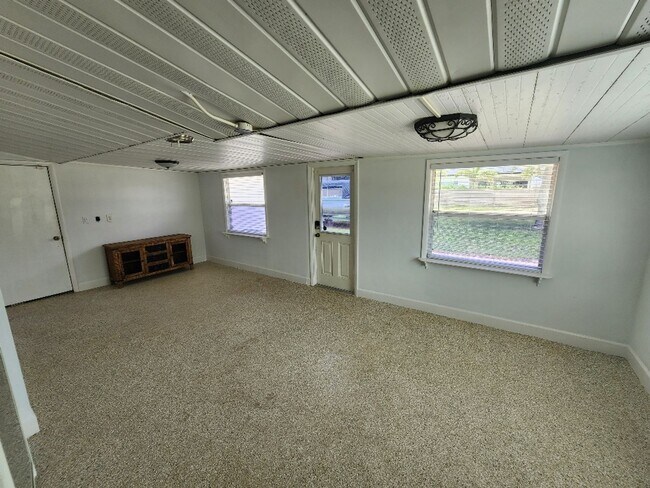 Building Photo - Great beachside 2/2/1 on corner lot