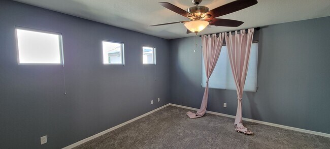 Building Photo - 4 bedroom plus roof top deck 1 bedroom dow...