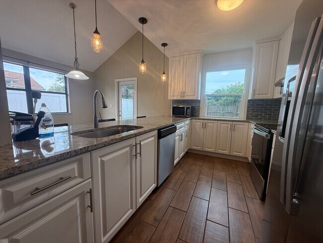 Building Photo - Updated 2-bedroom, 2-bath home in Port Orange