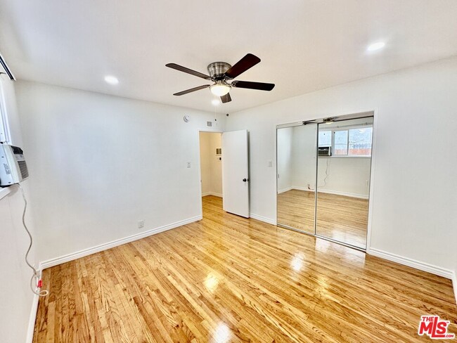 Building Photo - 1108 S Sherbourne Dr