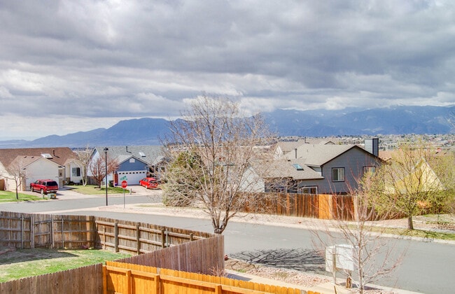 Building Photo - Impeccable 5 Bedroom Home with Mountain Views