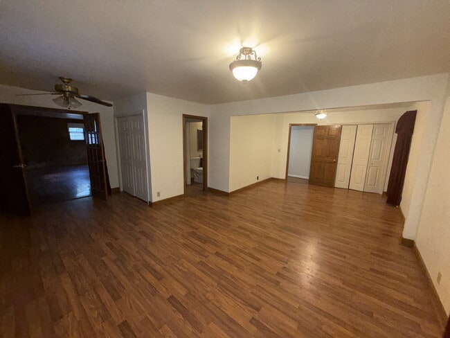 Building Photo - "Charming 2-Bed Home with Spacious 1700 Sq Ft Layout, FENCED yard!"