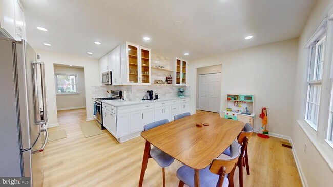 Building Photo - 5810 Helmsdale Ln