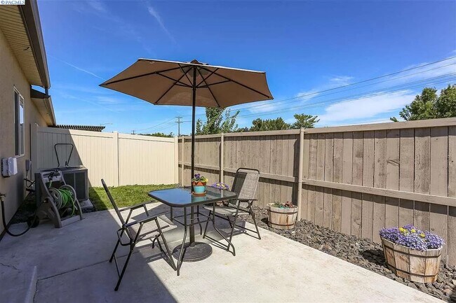 Building Photo - 2736 S Dennis Pl