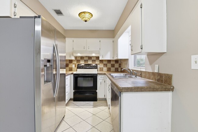 Building Photo - 3 bedroom 2 bath house in Northwood Pines