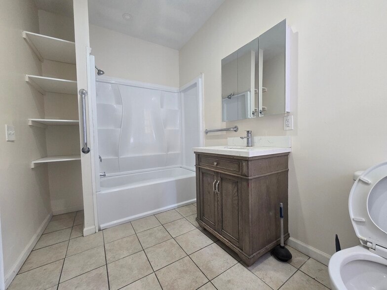 Building Photo - 584 Main St