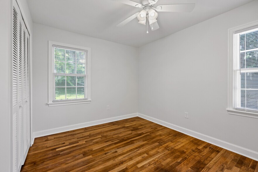 Building Photo - 2105 S Fernwood Dr