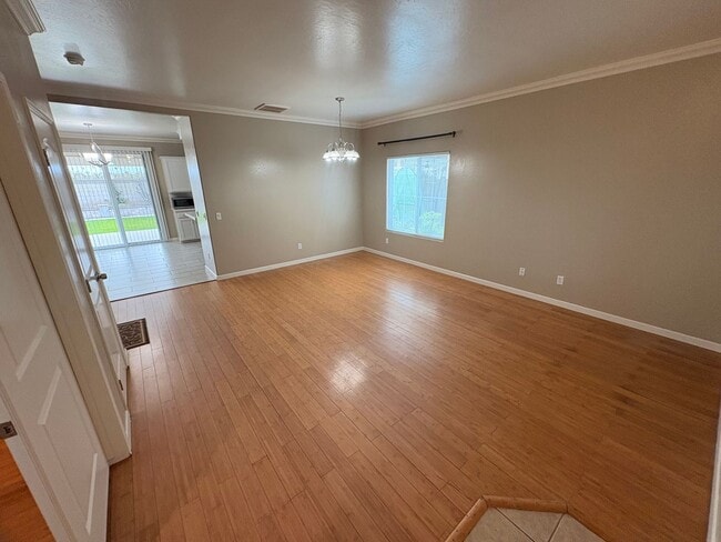 Building Photo - Lovely 5 Bedroom Home